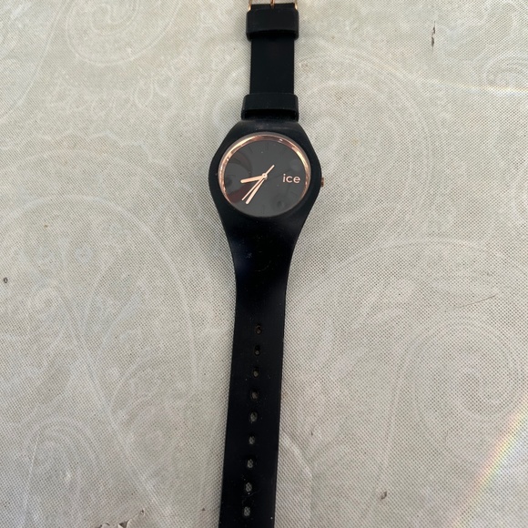 Ice Watch. NEW PRICE - Picture 1 of 5